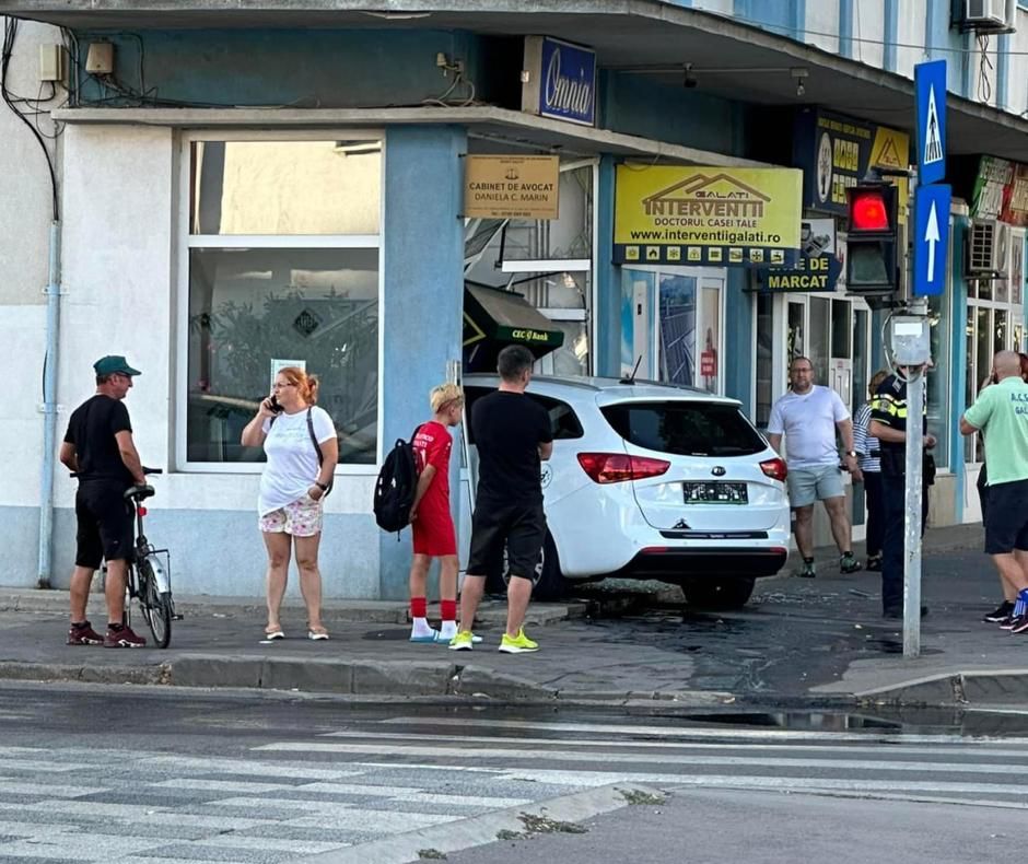 S-a înfipt cu maşina în bancomat