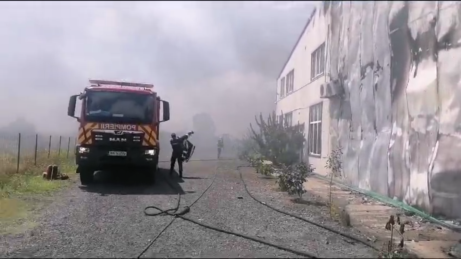 Brăila: Incendiu la o fabrică de furnir din Siliştea. Un mort şi 12 persoane autoevacuate (FOTO/VIDEO)