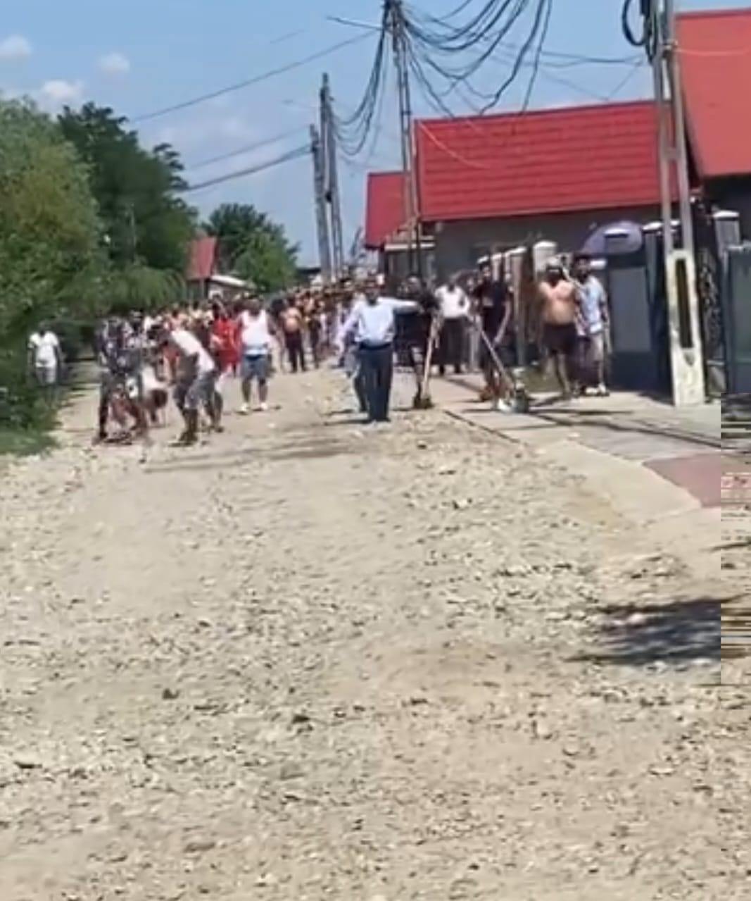 FOTO: Geamuri sparte cu pietre și bucăți de bordură la Podoleni, Barcea