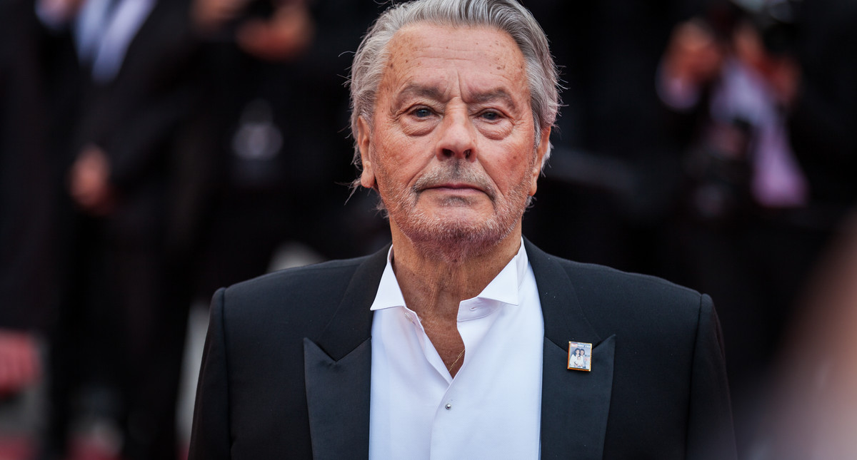 A murit Alain Delon