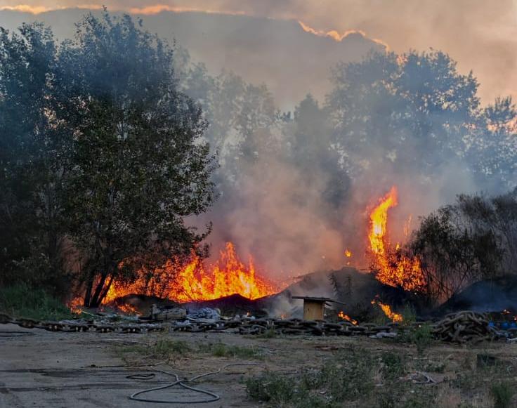 Pericol la Galaţi! Foc aprins lângă butelii de oxigen (VIDEO)