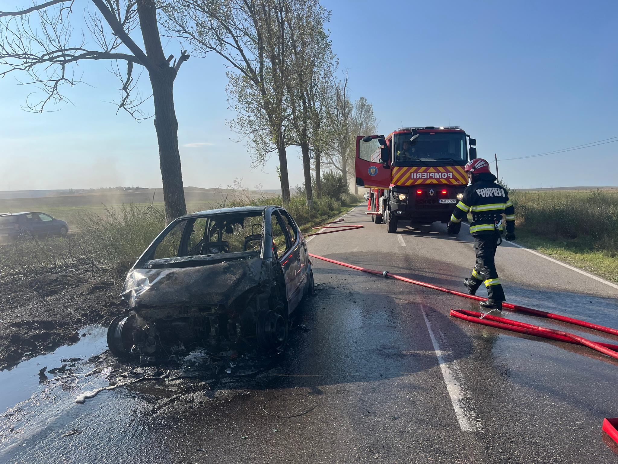 VIDEO: Maşină făcută scrum la ieşirea din mun. Tulcea