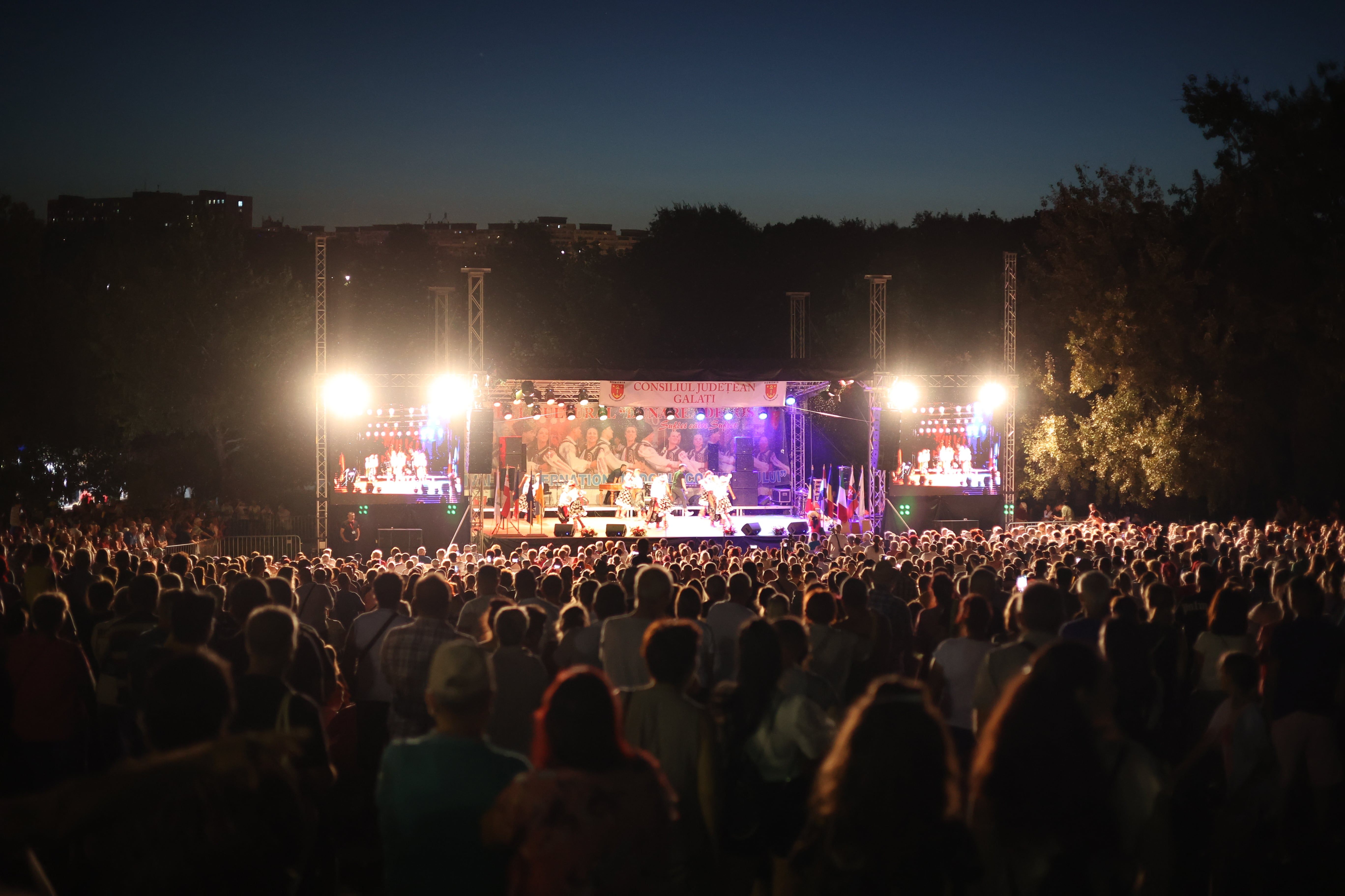 FOTO: Peste 25.000 de oameni, prezenţi la Festivalul Internaţional de Folclor de la Galaţi