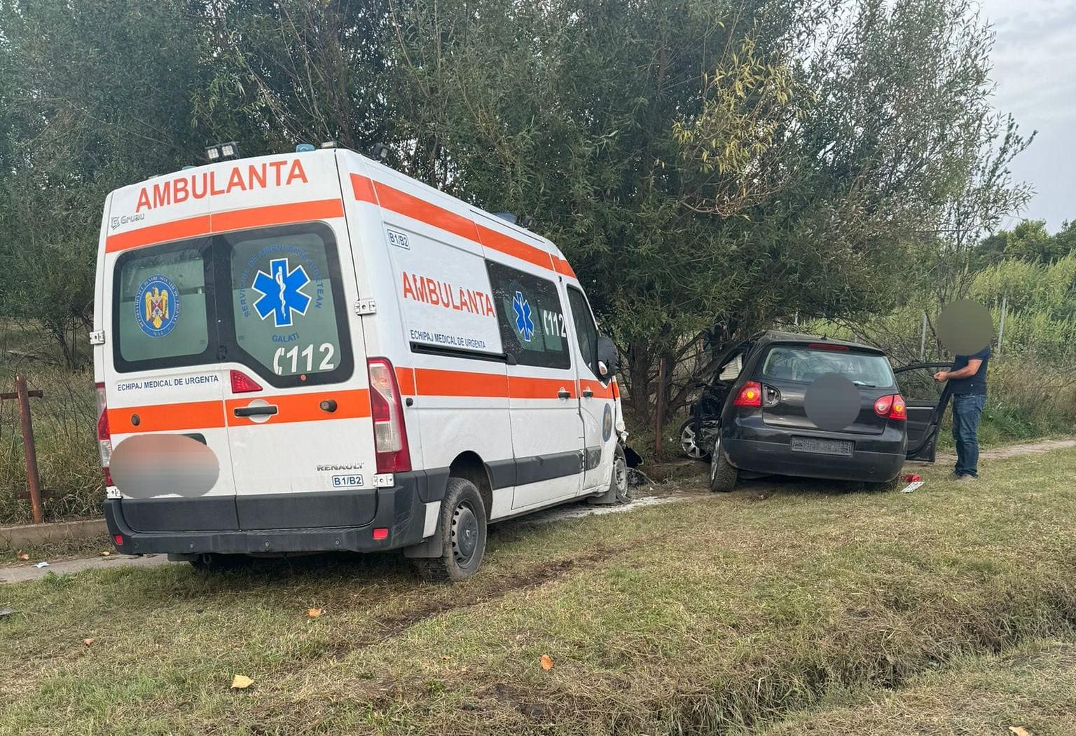 Coliziune între un autoturism şi o ambulanţă, la Vameş, în judeţul Galaţi