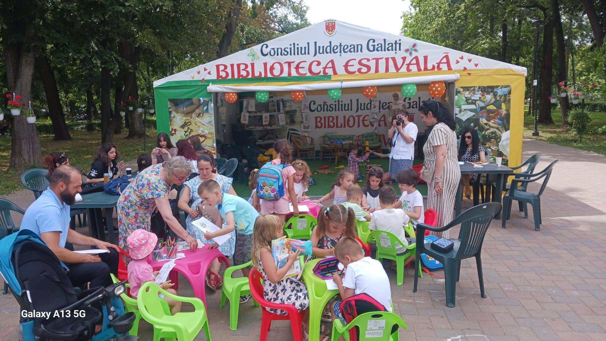 Biblioteca Estivală din Grădina Publică Galaţi rămâne deschisă până la sfârşitul lunii septembrie (FOTO)