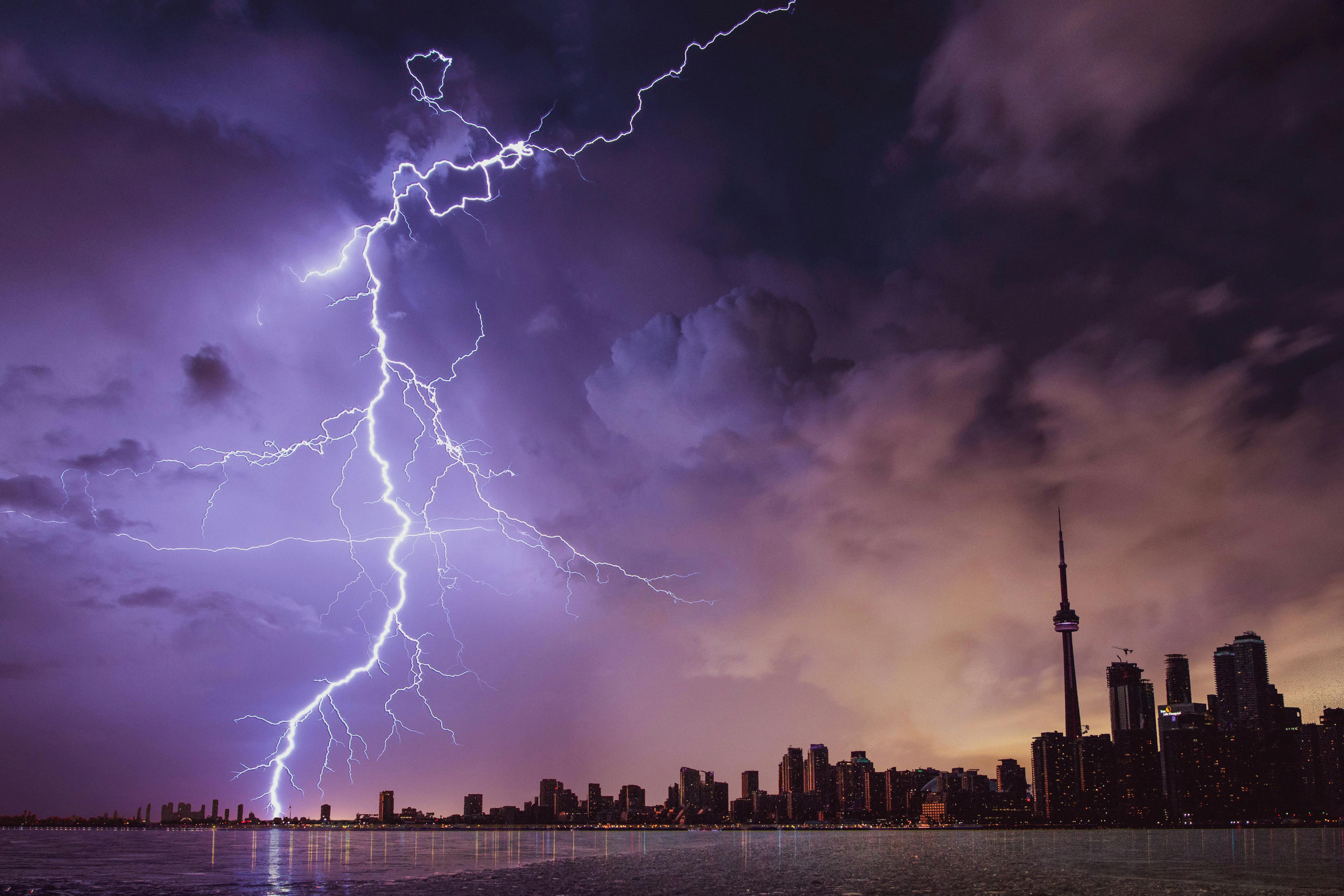 Ploi torenţiale şi vijelii la Galaţi, în următoarele ore! COD GALBEN emis de meteorologi