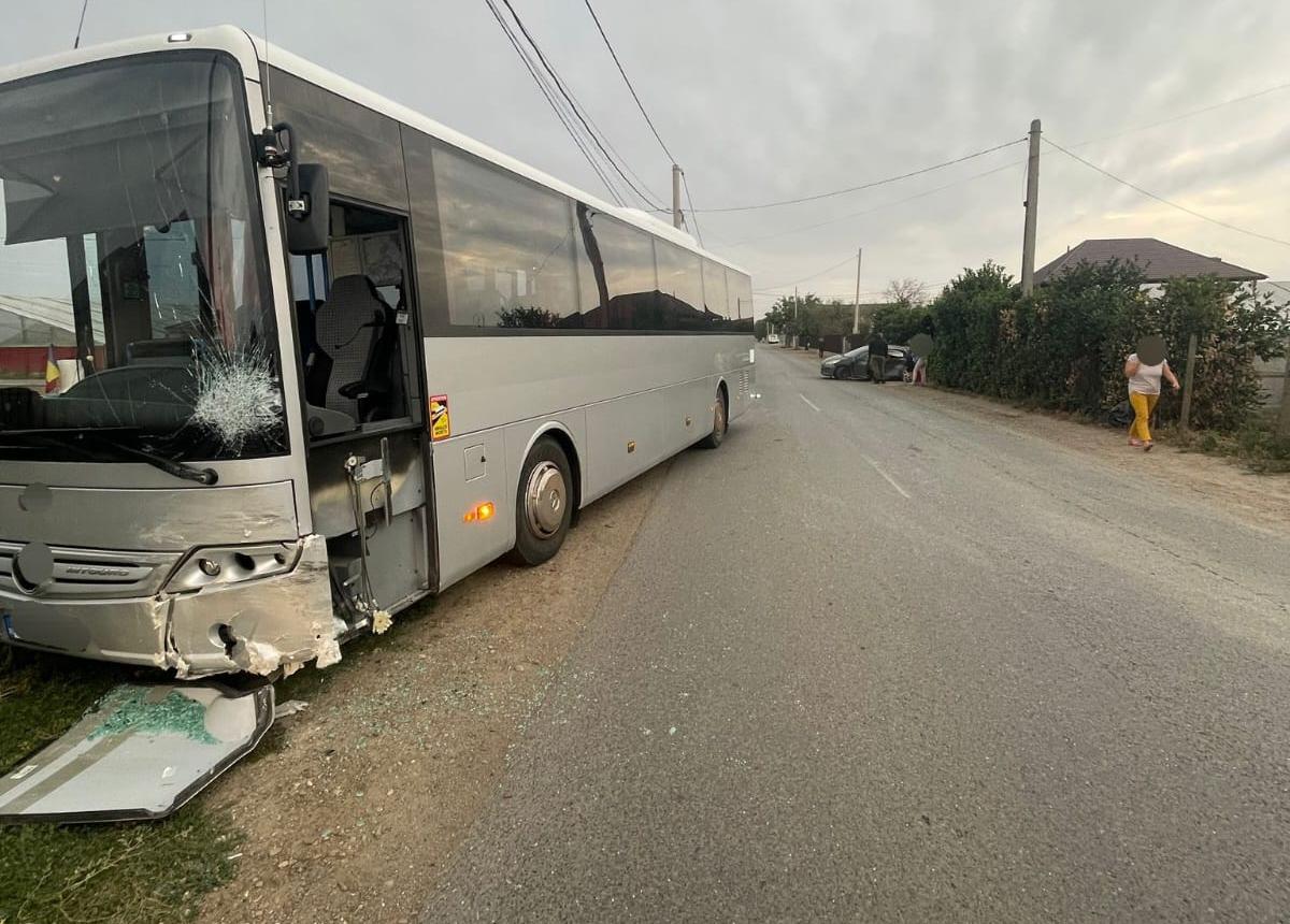 Autobuz şcolar, cu 50 de elevi, lovit de maşină la Matca