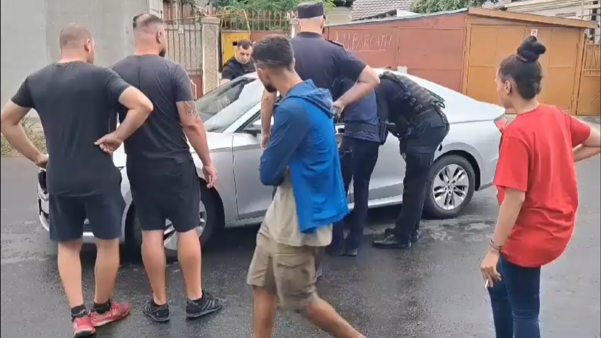 VIDEO: Bărbat găsit într-o stare de inconştienţă parţială în maşină, ajutat de poliţiştii şi jandarmii brăileni