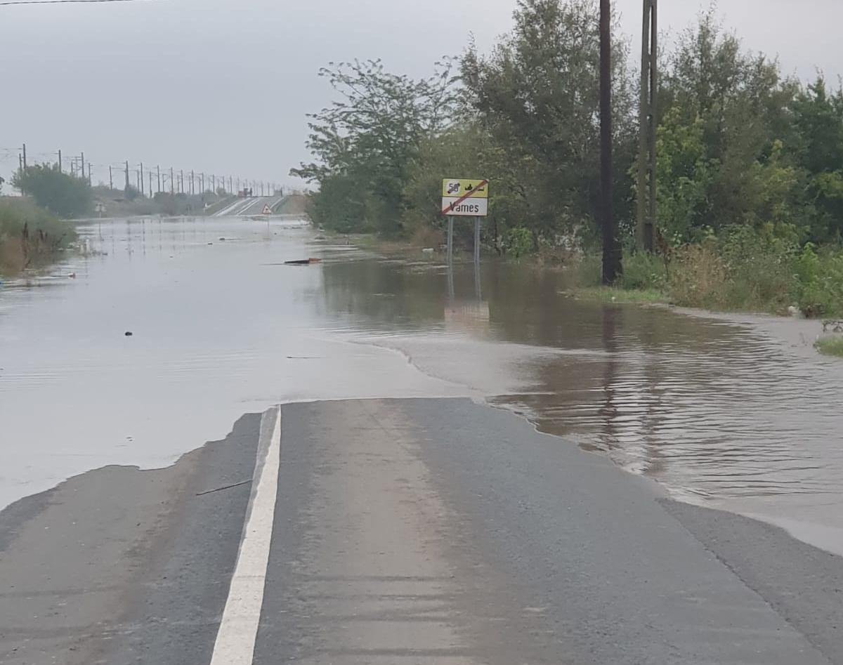 Şosele blocate, în judeţul Galaţi, din cauza precipitaţiilor abundente