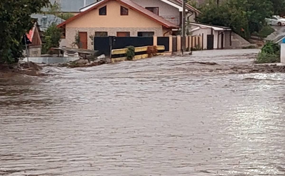 Două baraje piscicole din judeţul Galaţi au cedat