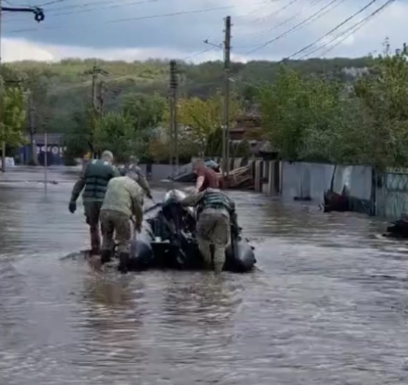 Un prim detaşament de militari intervine în zonele afectate de inundaţii din judeţul Galaţi 