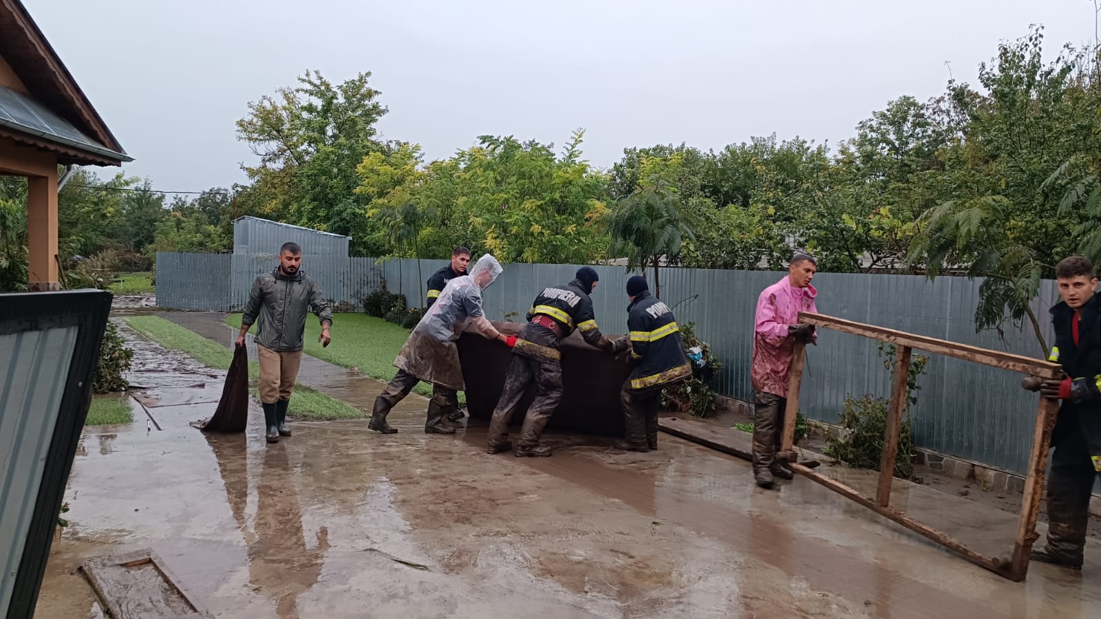 Inundații la Galați: 260 de pompieri militari acționează în județ. 273 de persoane, salvate (FOTO/VIDEO)