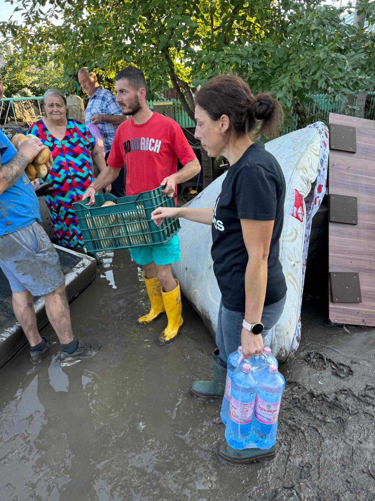 Galaţi: Peste 90 de tone de alimente au fost livrate în zonele grav afectate de ape