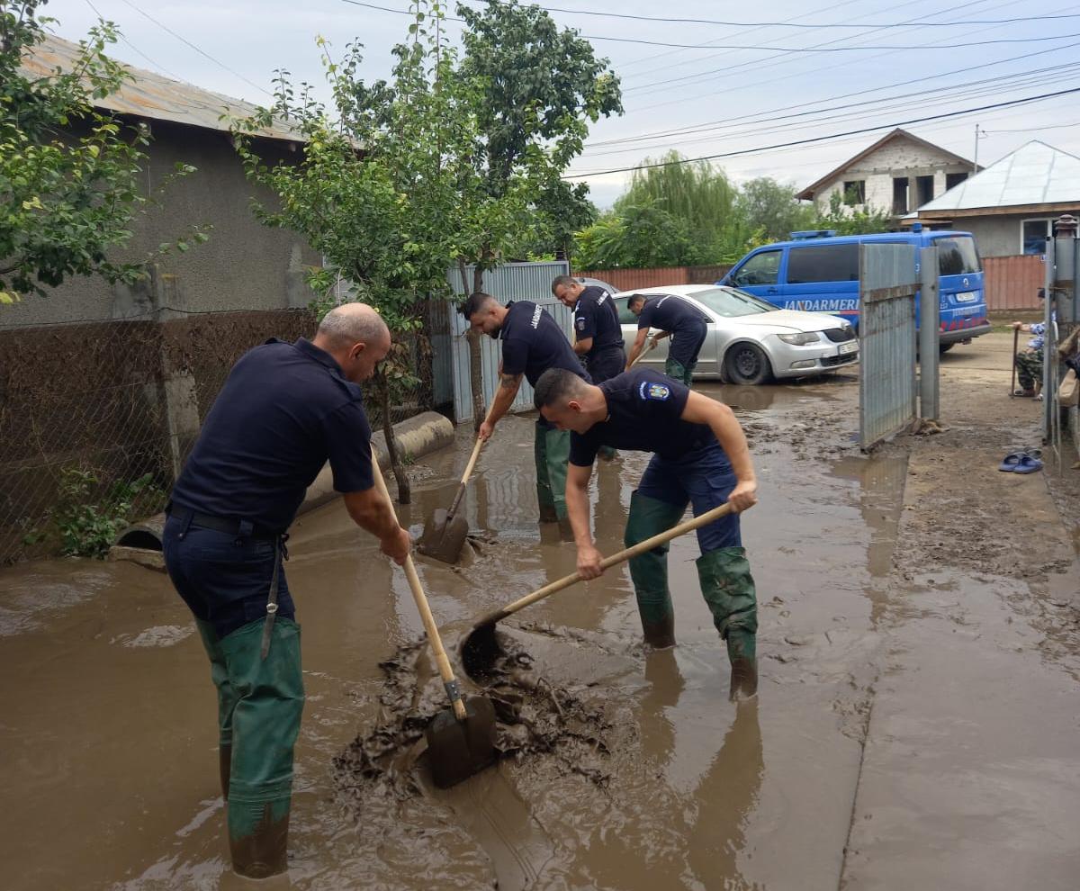 Jandarmii constănţeni sar în ajutorul sinistraţilor din Galaţi