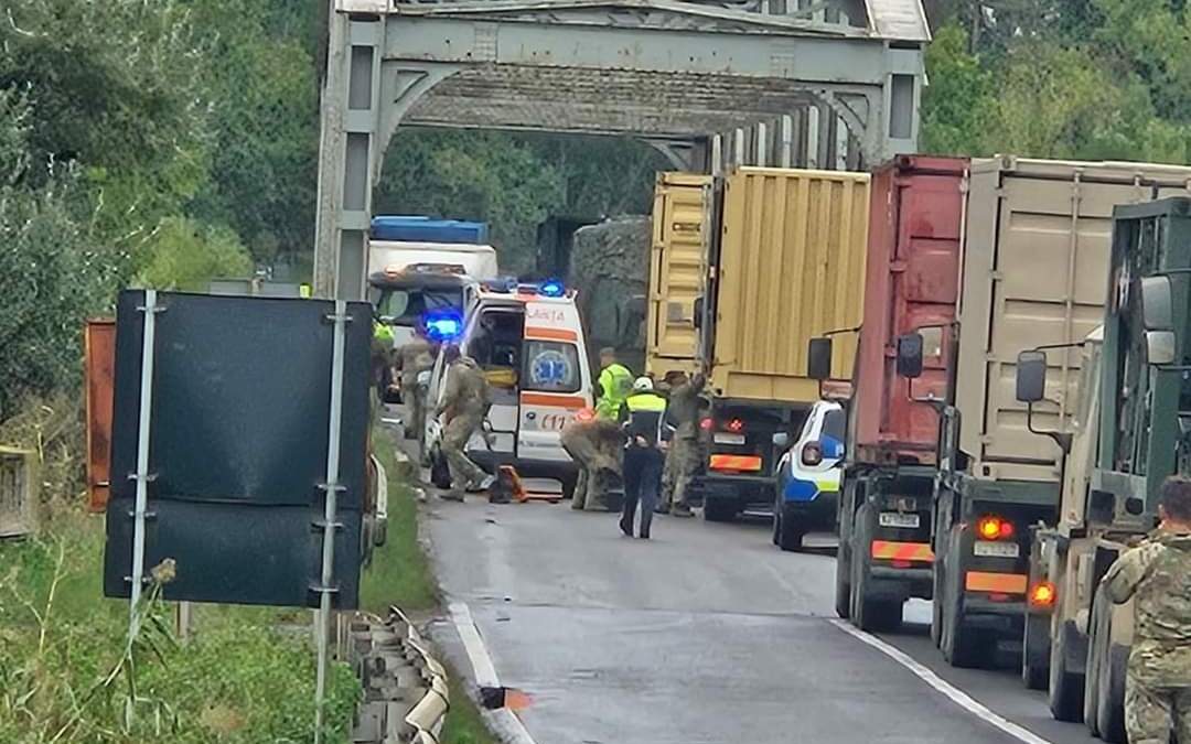 Două convoaie militare s-au ciocnit lângă Podul Siret - Şendreni. Traficul este blocat (UPDATE)