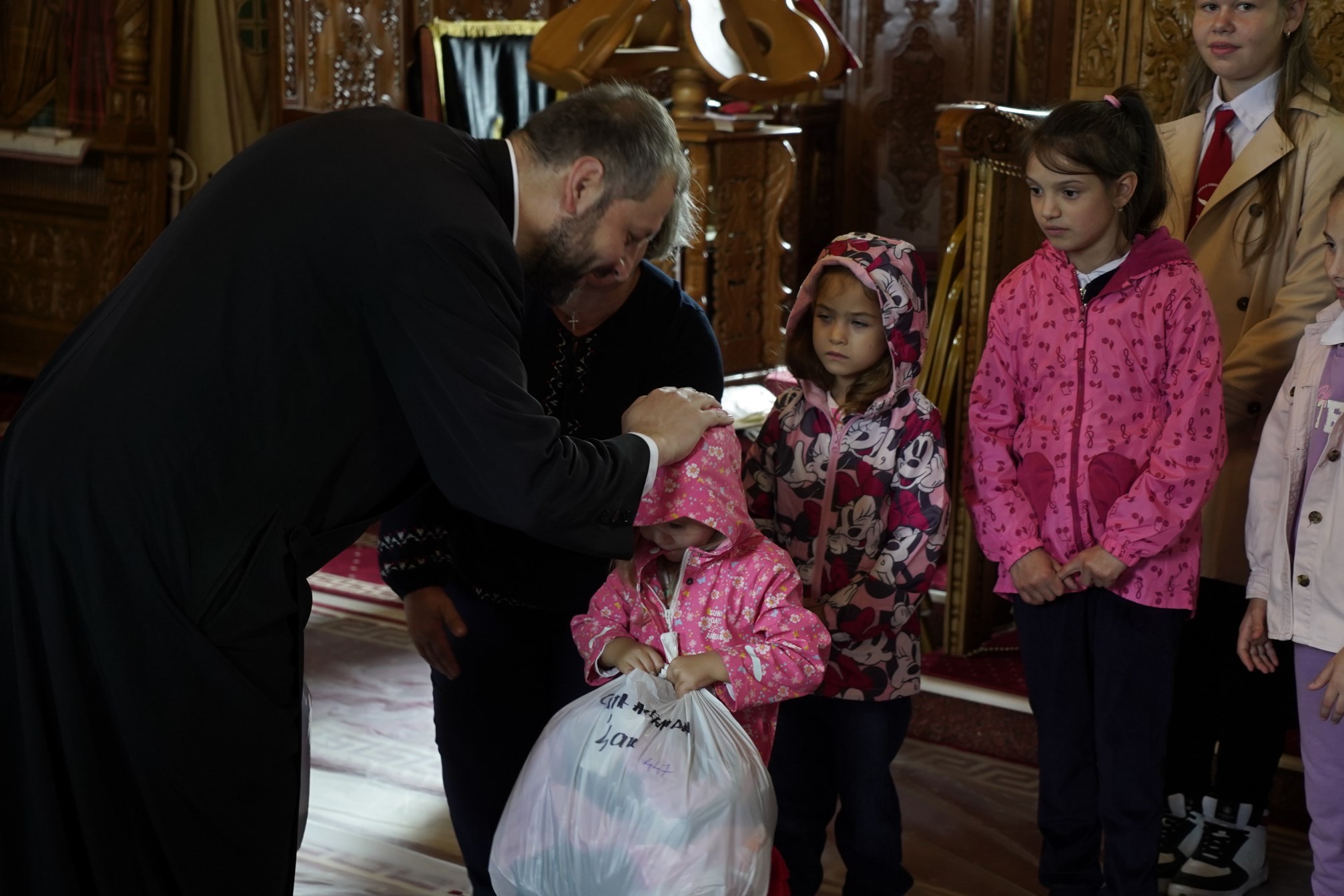 Galaţi: Elevii din familiile sinistrate primesc haine pentru şcoală de la Biserică (FOTO)