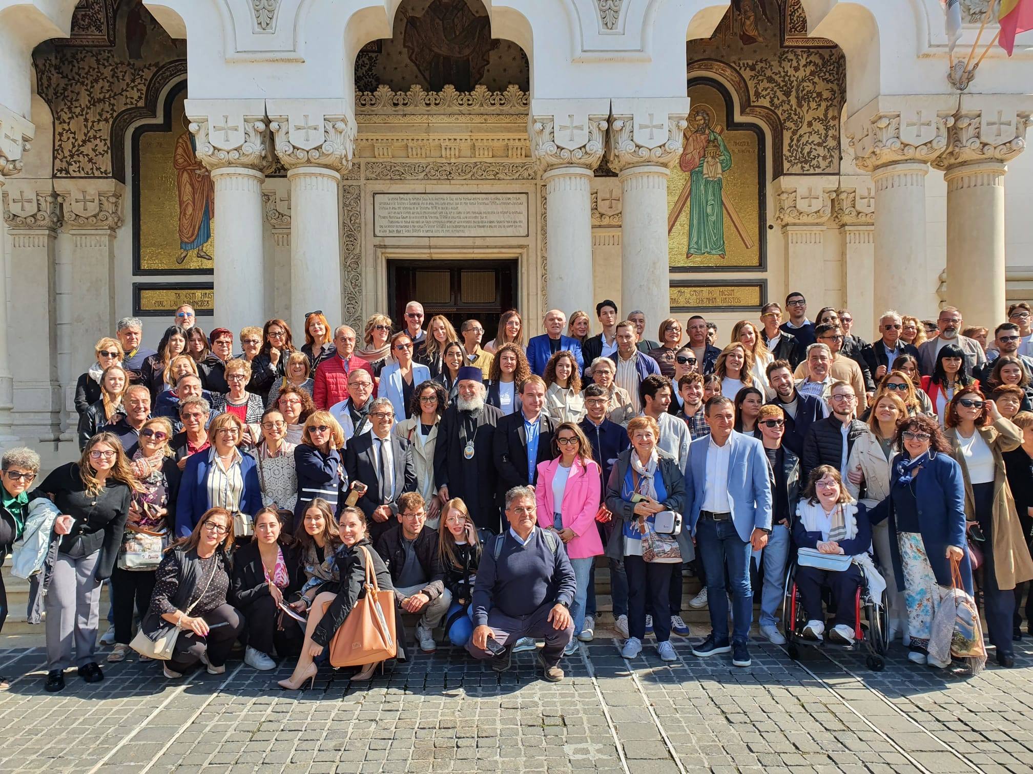 FOTO: Medici italieni, proaspăt absolvenţi, în vizită la Catedrala arhiepiscopală din Galaţi