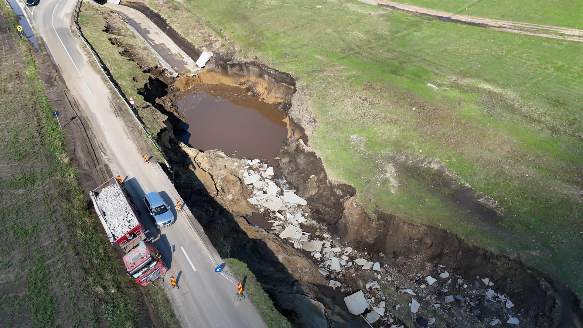 Galaţi: Pagube de 62,2 milioane lei pe drumurile judeţene după inundaţii (FOTO)