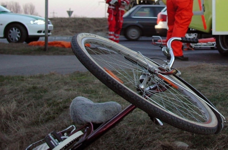 Accident mortal în judeţul Galaţi! Bărbat pe lângă bicicletă lovit de oglinda unei autoutilitare