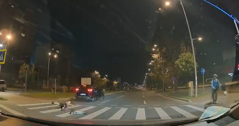 VIDEO: La un pas de tragedie pe Siderurgiştilor! Copil pe trotinetă, căzut pe trecere