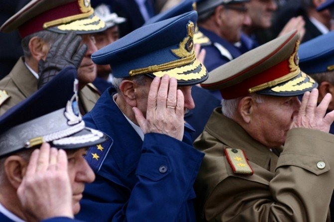 Pensionarii militari boicotează festivităţile de Ziua Armatei! Protest masiv în Galaţi şi Bucureşti