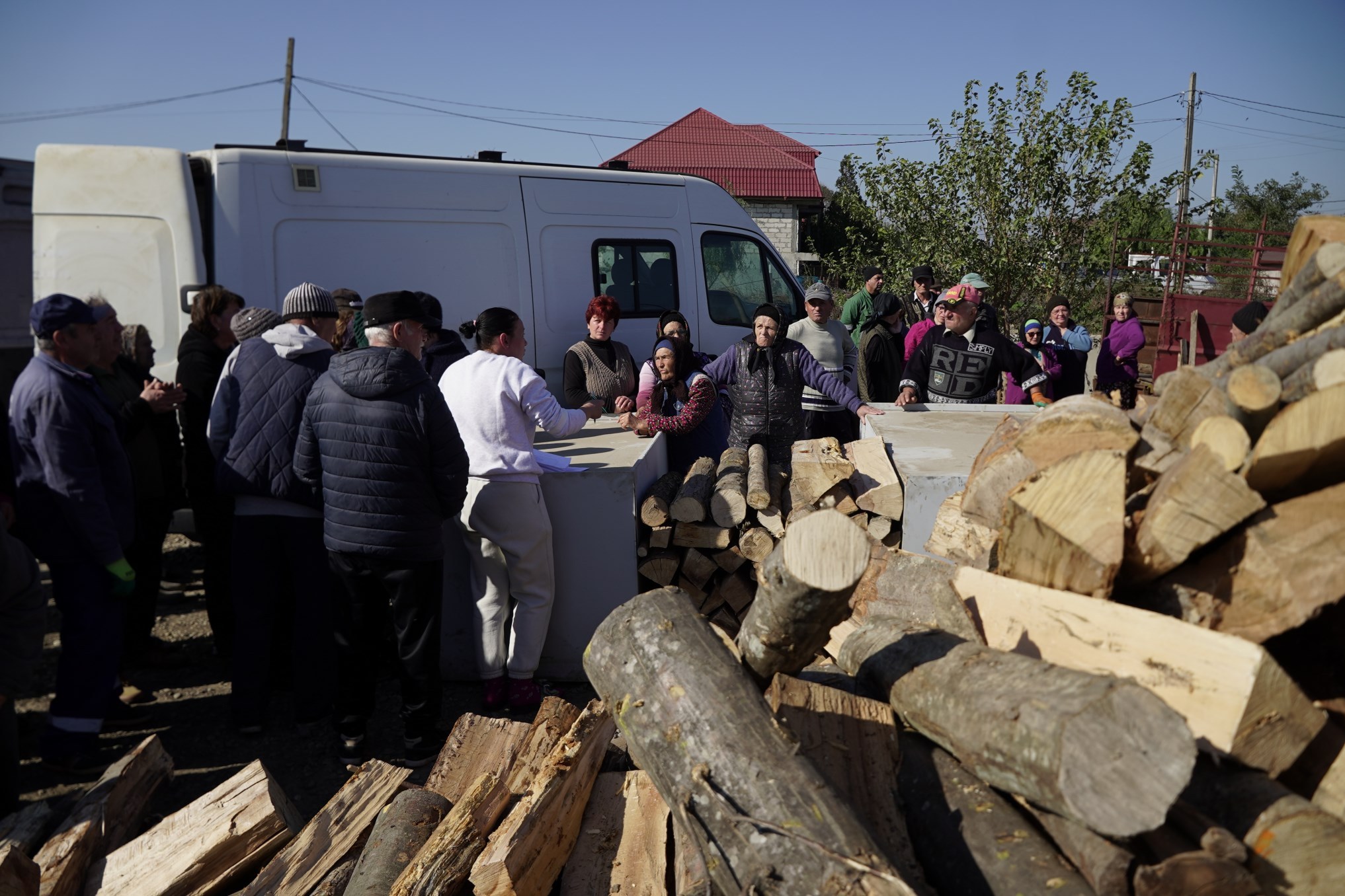 Galaţi: Noi transporturi cu lemne de fag pentru sinistraţi (FOTO)