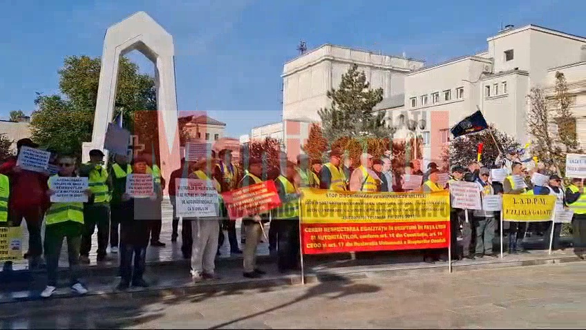 VIDEO | Pensionarii militari, protest în faţa Prefecturii Galaţi legat de pensii: «Este un grav abuz financiar!»