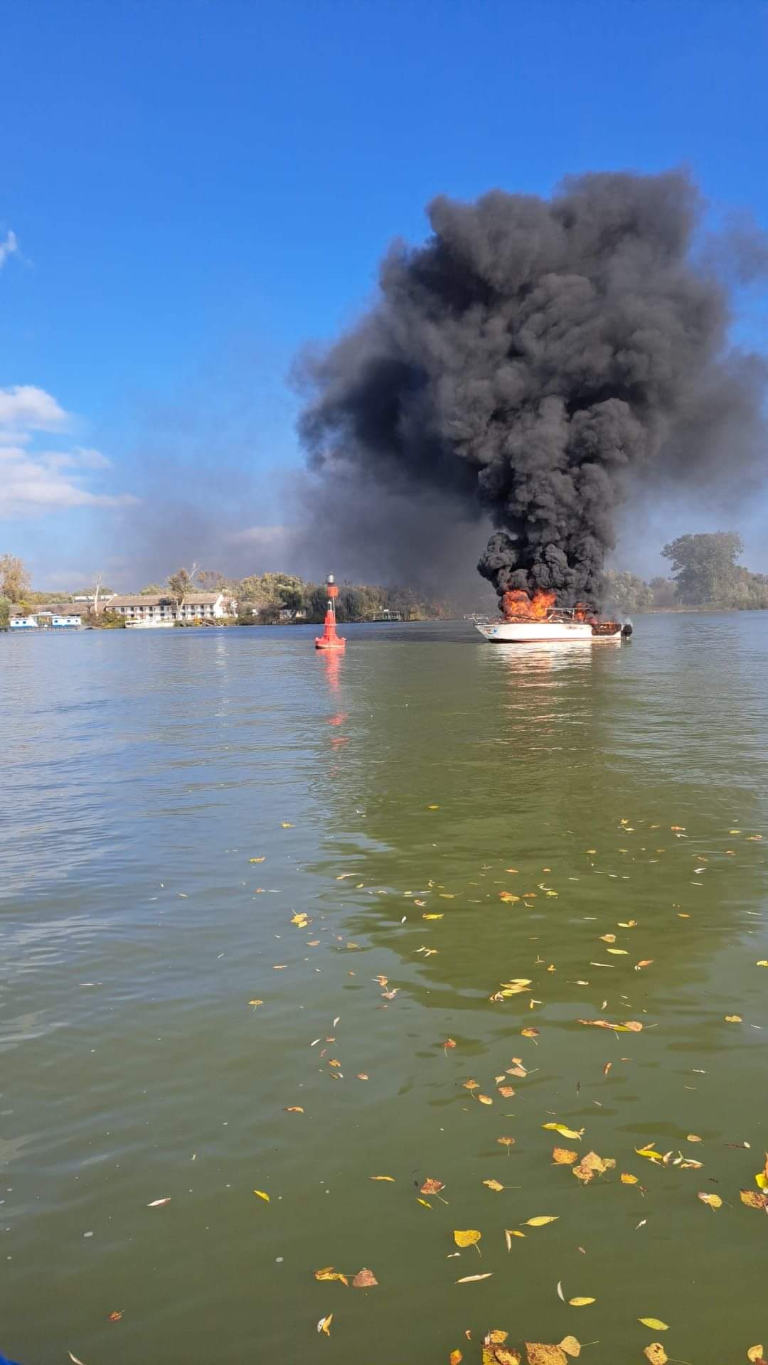 Ambarcațiune în flăcări la Tulcea