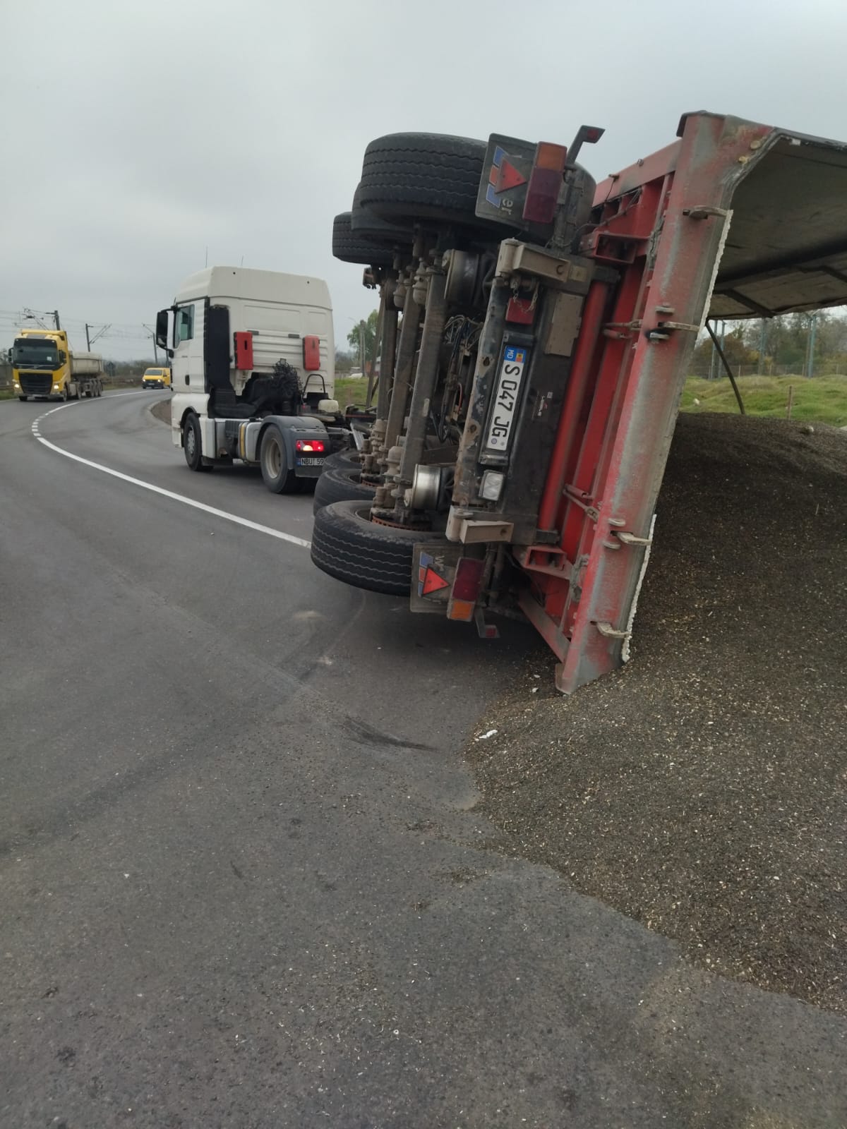 FOTO: Tir cu cereale răsturnat la Baldovineşti, Brăila