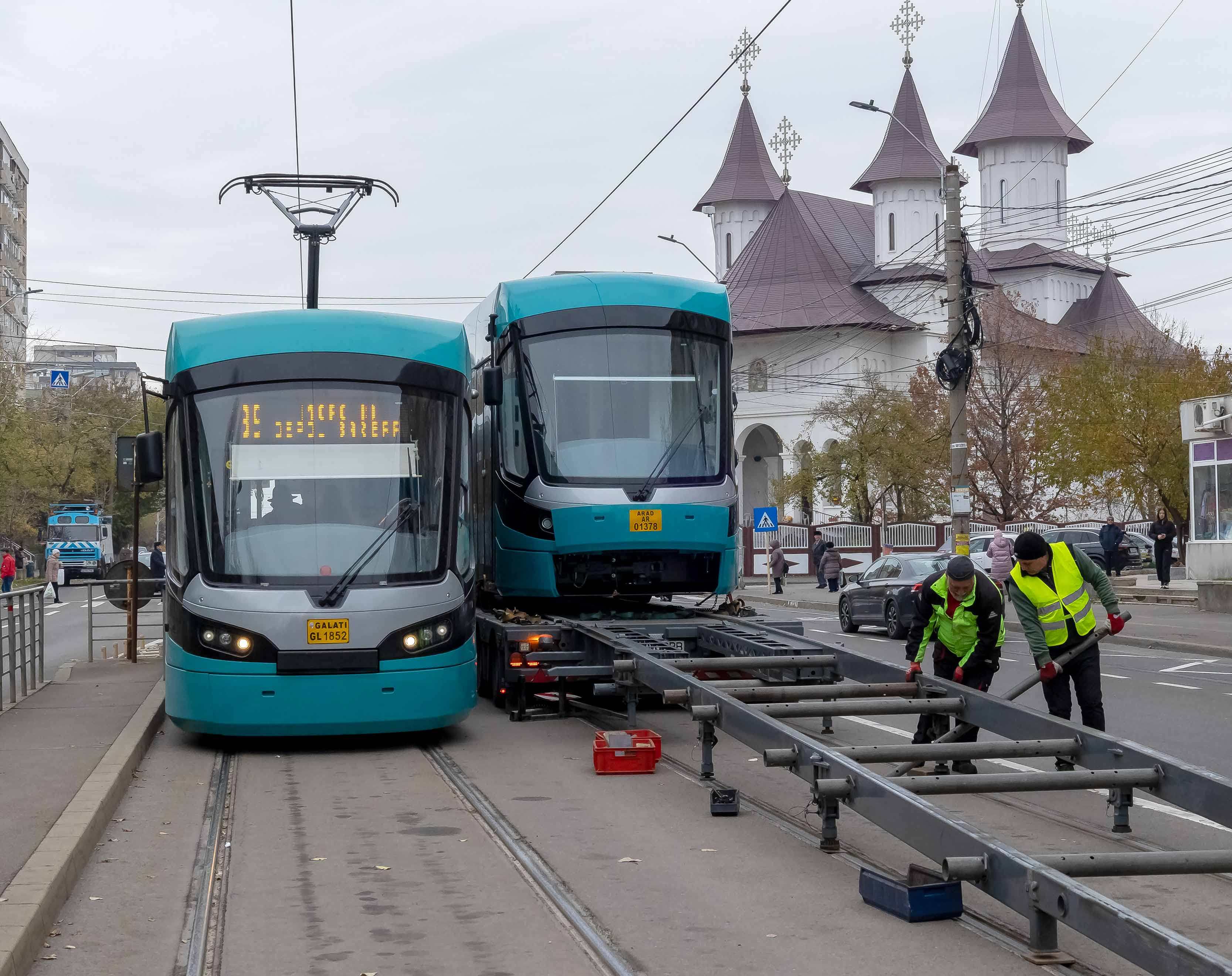 FOTO: Primul tramvai din noul lot de 10 a ajuns la Galaţi