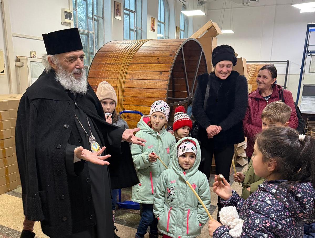 FOTO: Un grup de copii din familiile sinistrate au vizitat Centrul Eparhial din Galaţi