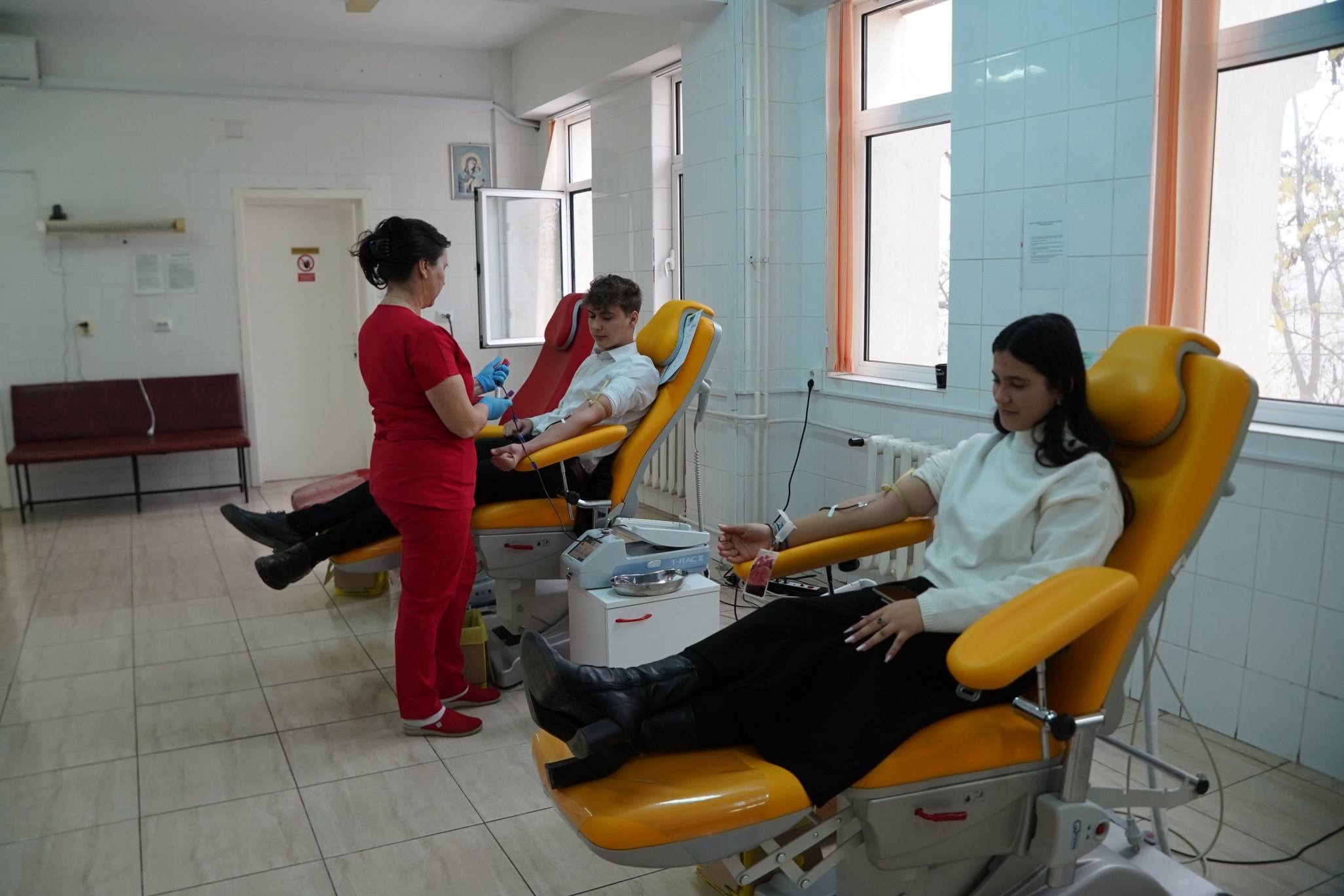 FOTO: Seminarişti, preoţi şi credincioşi, o nouă acţiune de donare de sânge la Galaţi