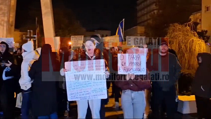 VIDEO: Peste 200 de tineri protestează în fața Prefecturii Galați