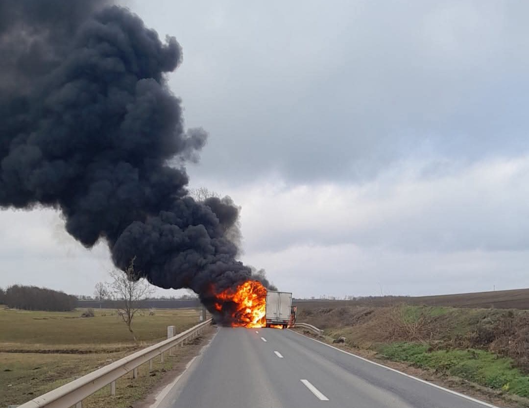 Galați: Un camion încărcat cu electrocasnice pentru sinistrați a luat foc în trafic