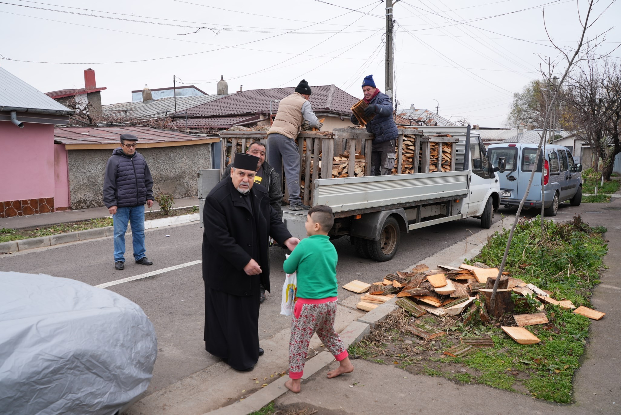 FOTO: Daruri pentru familiile nevoiaşe şi bătrânii bolnavi din Brăila