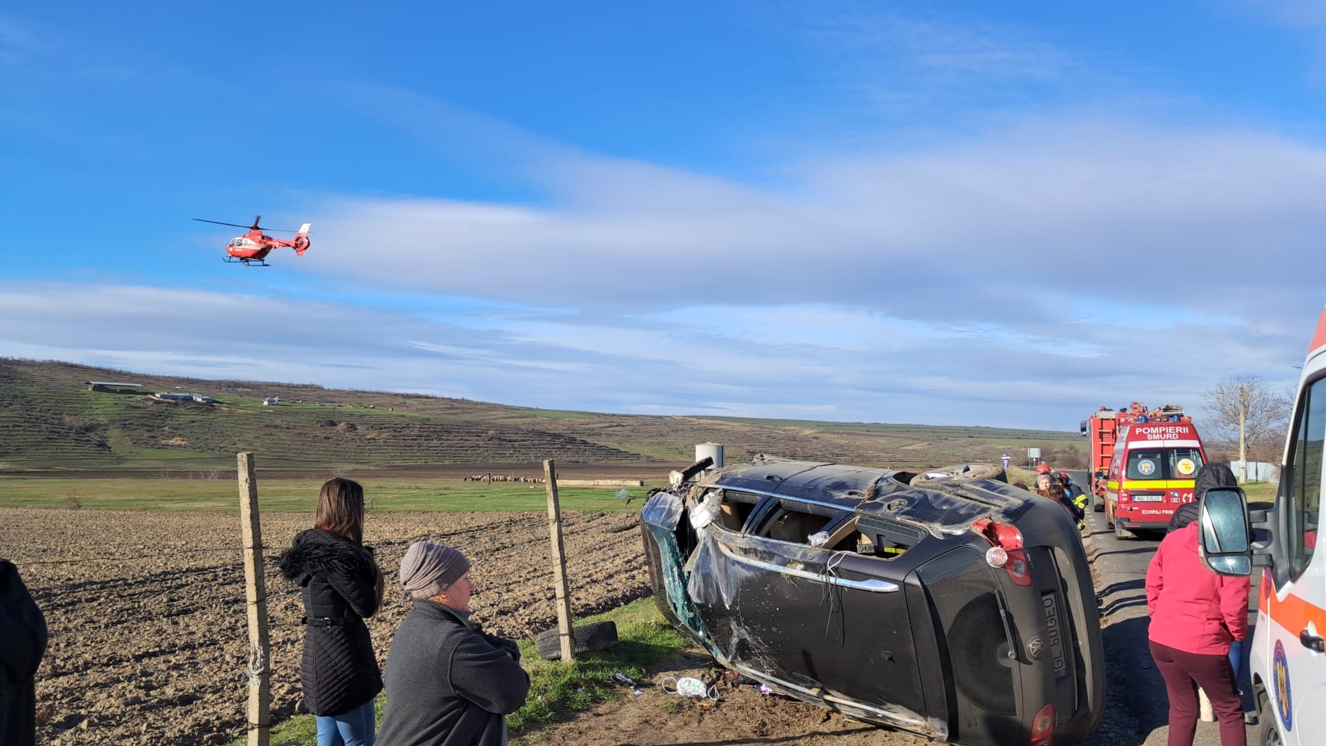 FOTO: Grav accident la Crăieşti, Galați, cu 2 maşini şi 3 victime (UPDATE)