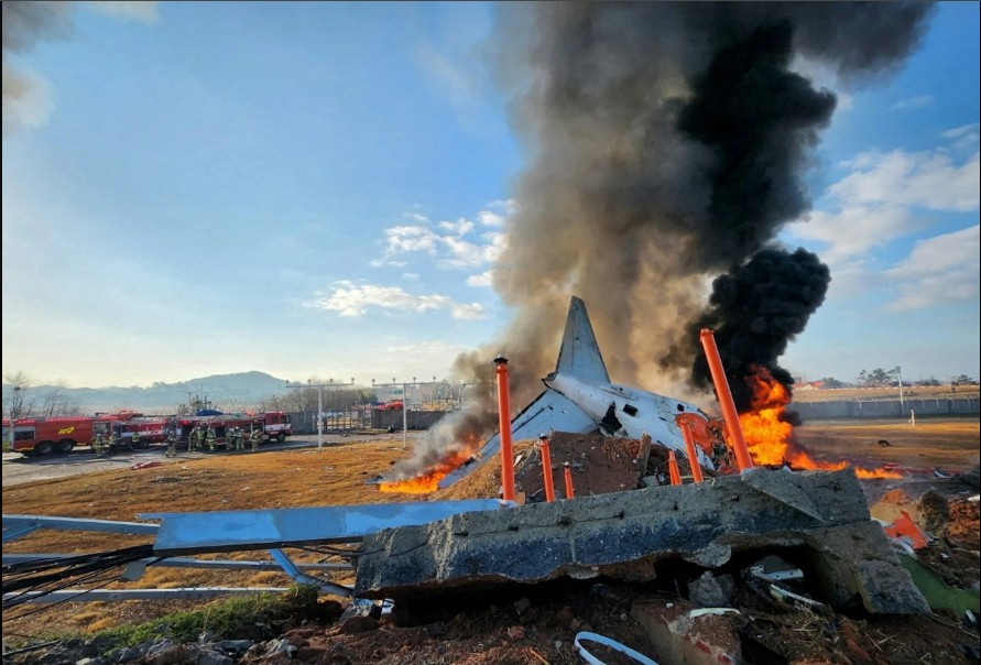 Un avion Boeing cu 181 de persoane la bord s-a prăbuşit în Coreea de Sud