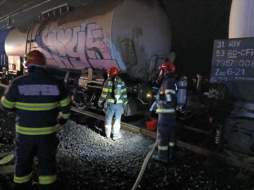 Pericol de explozie în gara Albeşti, unde se scurge benzină dintr-un vagon al unui tren cu 12 vagoane tip cisternă