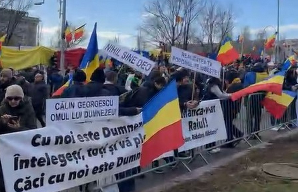 Mii de susţinători ai lui Călin Georgescu protestează în faţa Parlamentului