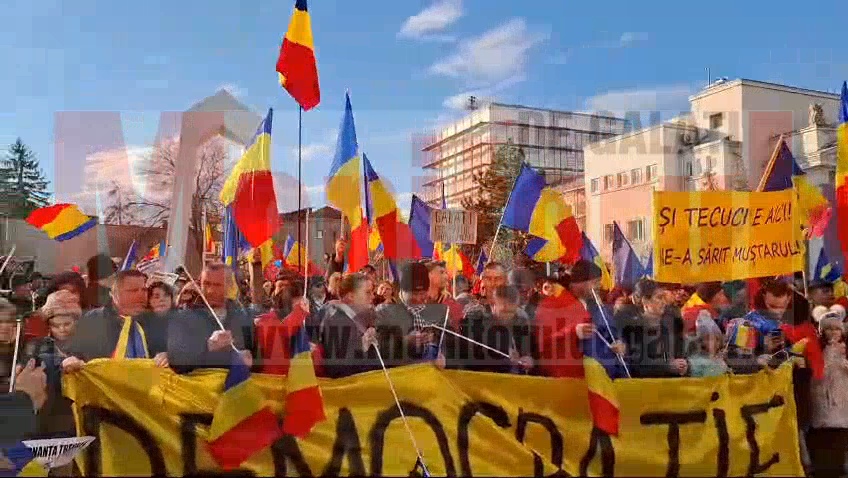 VIDEO: "Justiție, nu corupție, vrem turul 2 înapoi" Câteva sute de oameni protestează în fața Prefecturii Galați