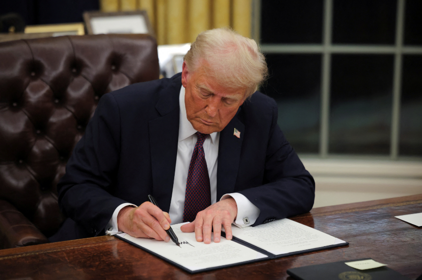 Trump semnează un ordin executiv care proclamă că există numai două sexe biologice