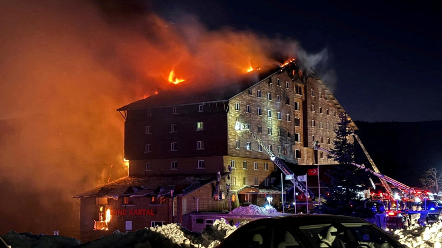 Cel puţin zece morţi şi 32 de răniţi într-un incendiu la un hotel dintr-o staţiune de schi, din Turcia