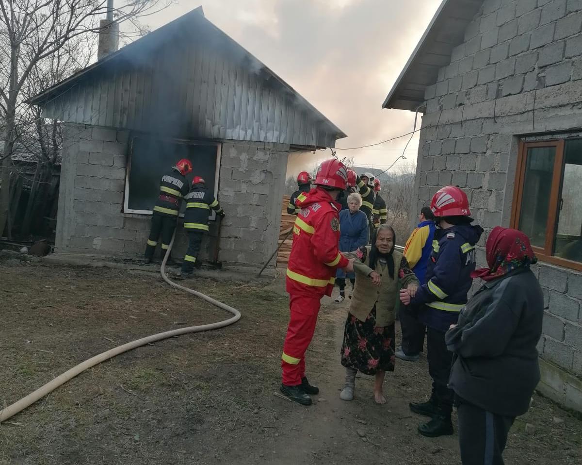 FOTO: Incendiu la Tecuci, de la o butelie. Proprietara, transportată la spital