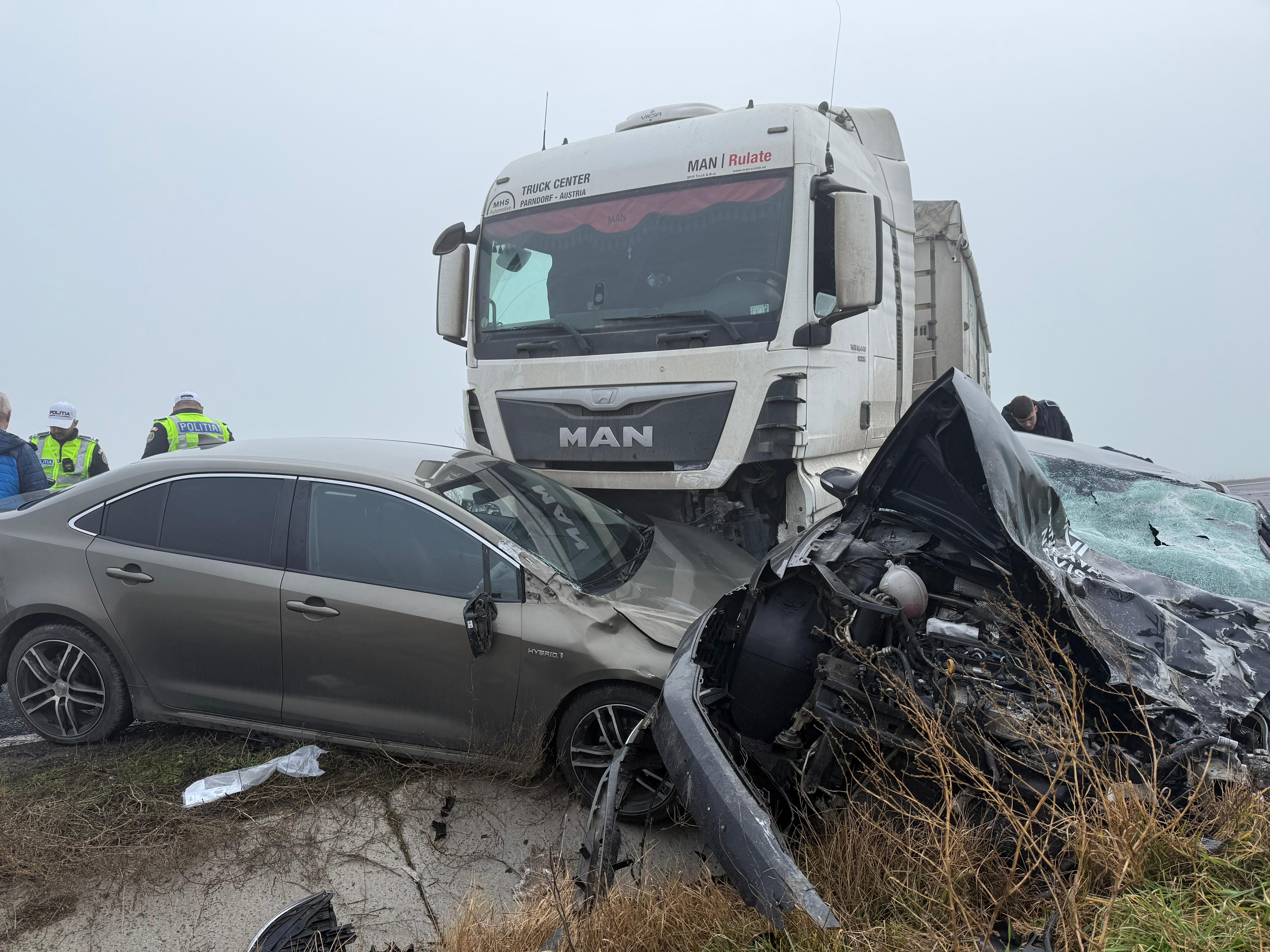 VIDEO: Grav accident la Tulcea, între 2 maşini şi un tir. Unul dintre şoferi, încarcerat (UPDATE)