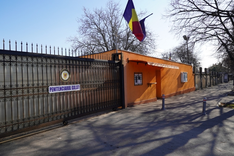 Galaţi: 4 tineri, săltaţi din Bereşti şi duşi la penitenciar