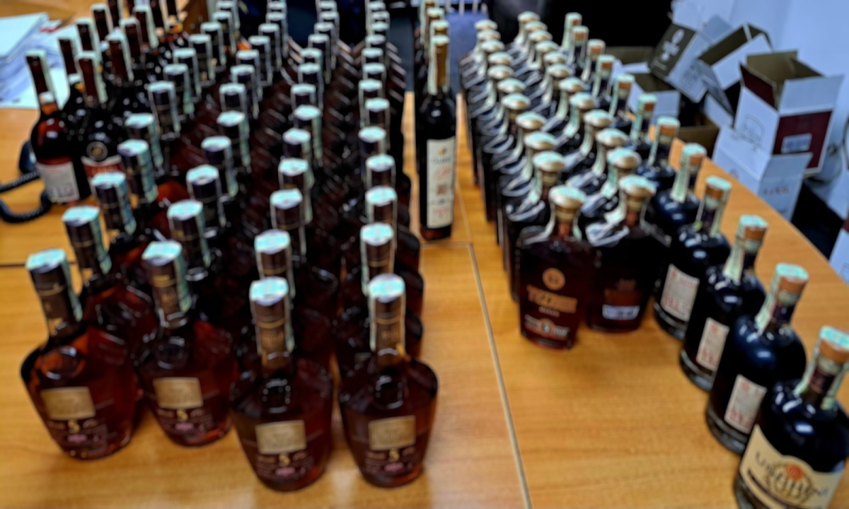 Galaţi: Tânăr prins la frontieră cu peste 100 de sticle de cognac în bagaje (FOTO)