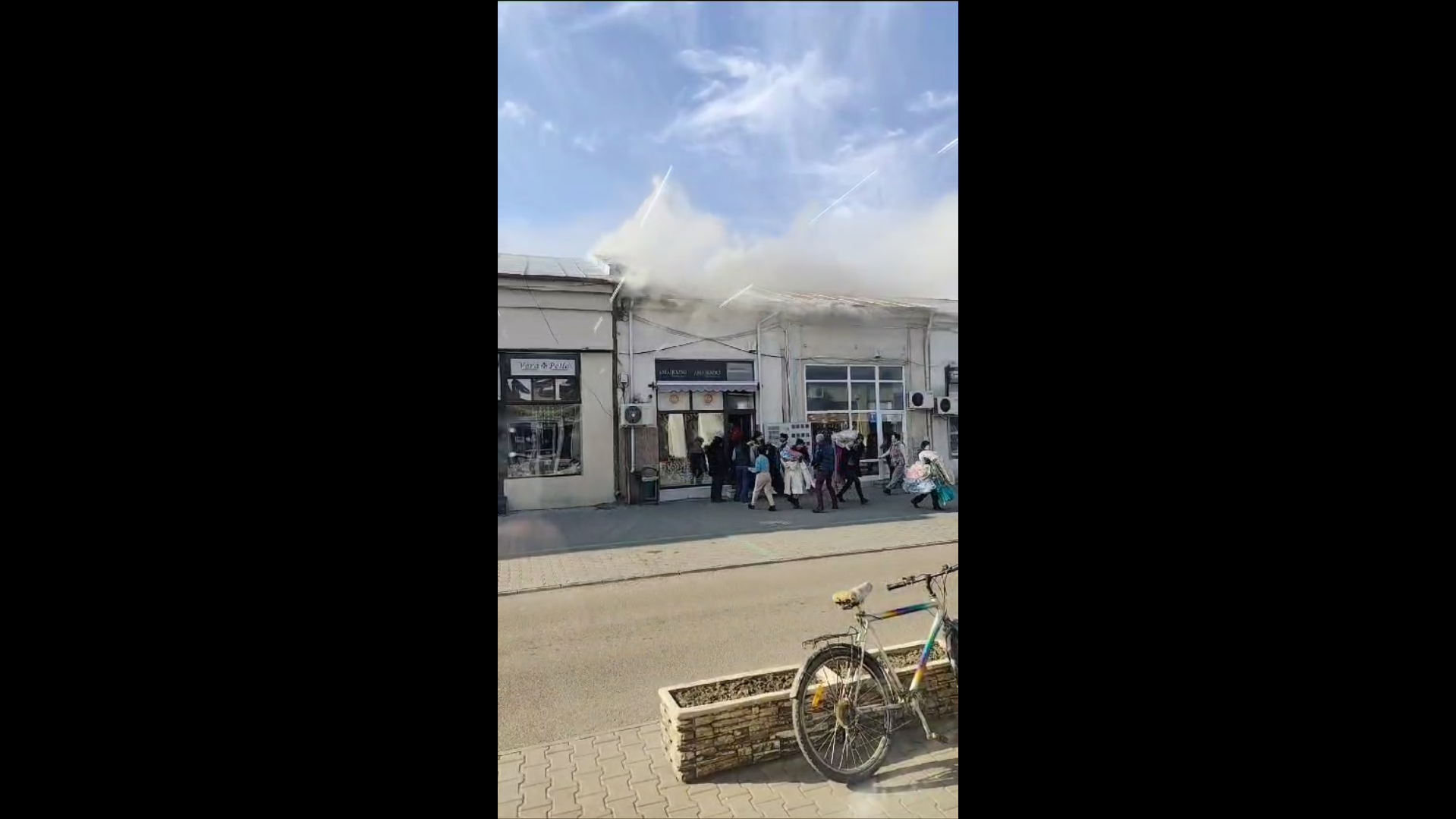 VIDEO: Incendiu la Tecuci! Mai multe gospodării şi un magazin, în pericol