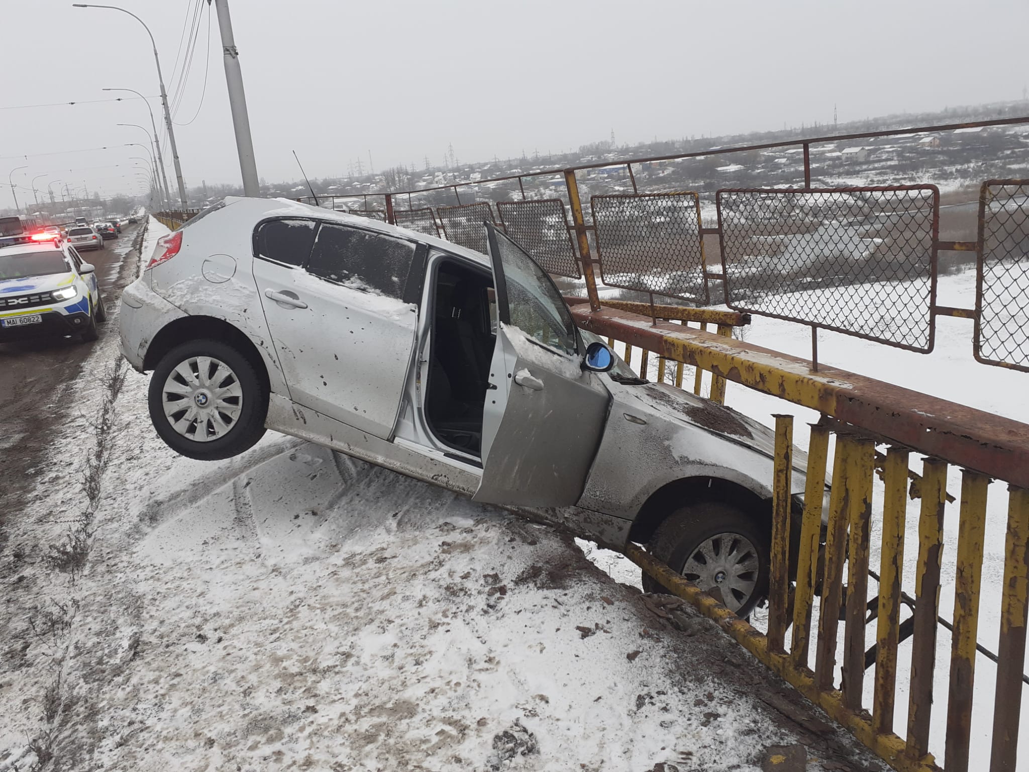 Accident în Galaţi: O şoferiţă a pierdut controlul volanului pe viaduct