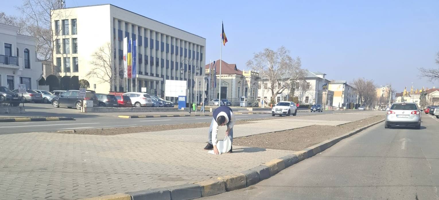 FOTO: Şi-a savurat şaorma în maşină şi a aruncat ambalajul pe geam! A fost întors de Poliţia Locală şi pus să cureţe după el