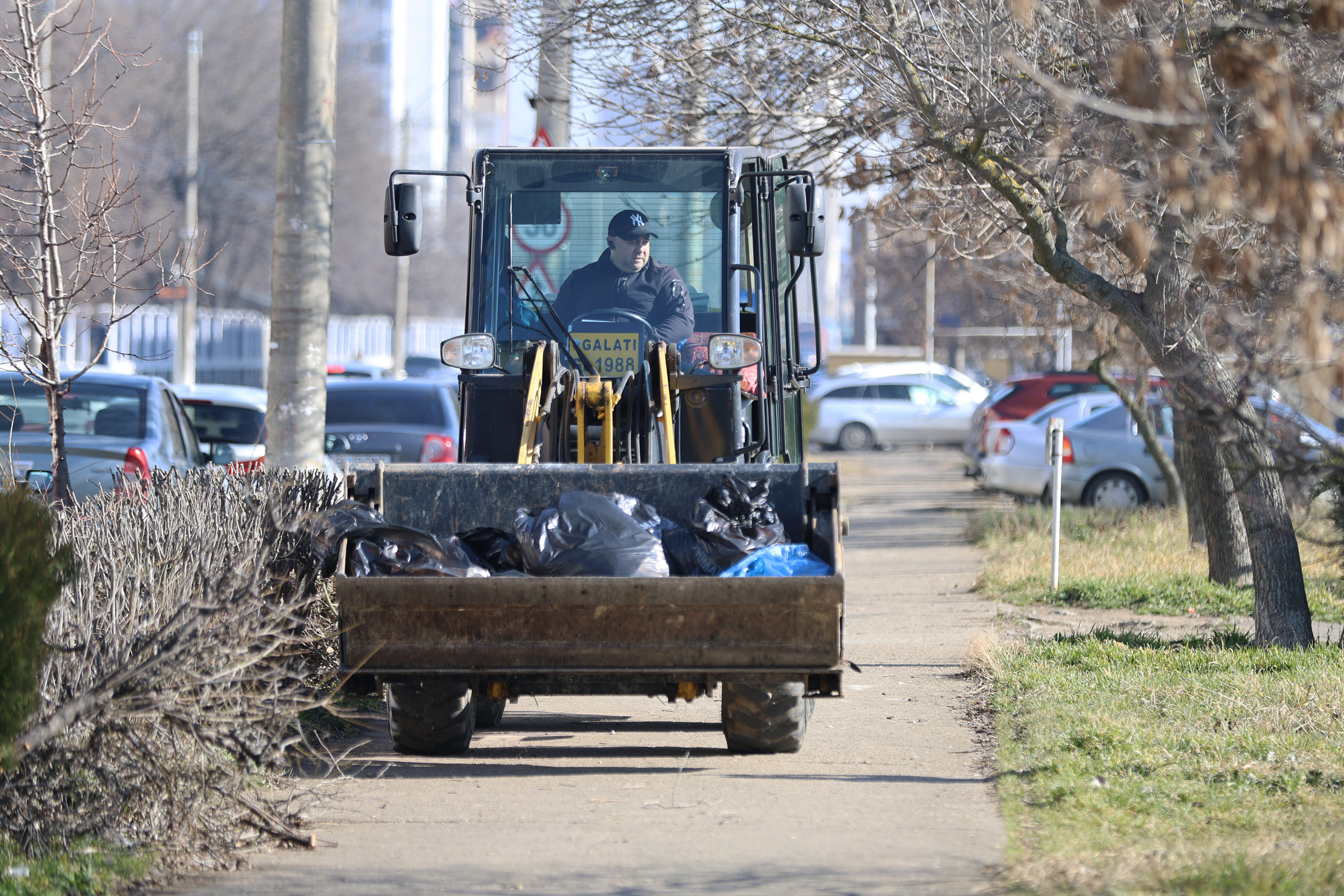 FOTO: S-a dat startul curăţeniei de primăvară în cartierele din Galaţi